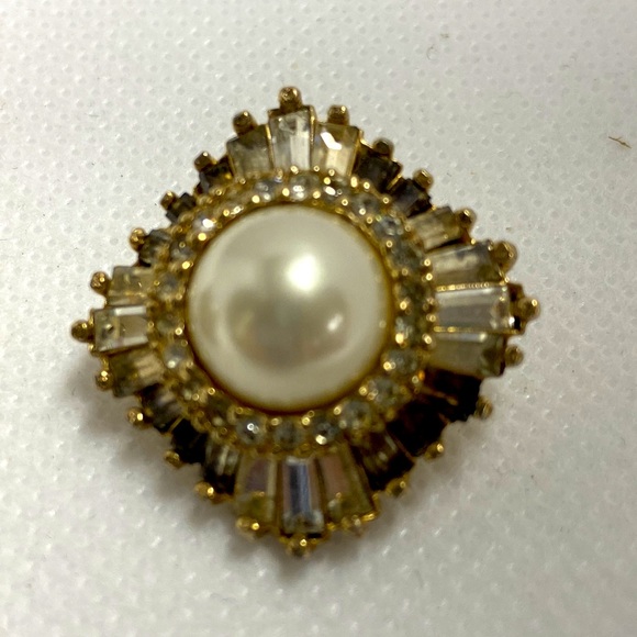 Signed Panetta faux Mabe pearl & grey to white baguette rhinestone clip earrings - Picture 3 of 5